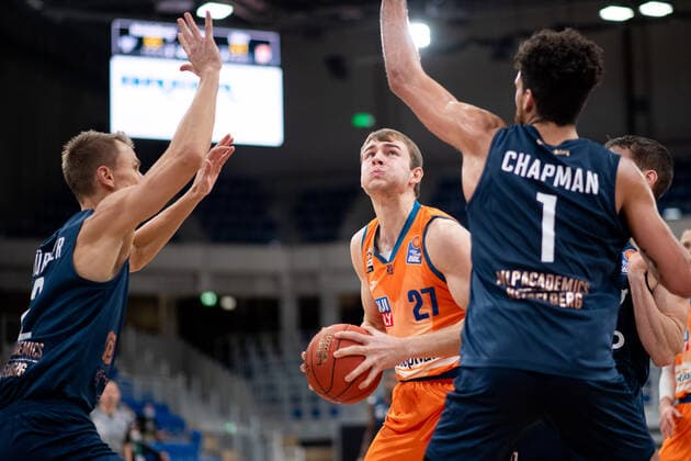 Moritz Krimmer (Ratiopharm Ulm) im Zweikampf mit Brekkott Chapman (Academics Heidelberg), GER, MLP Academics Heidelberg vs. Ratiopharm Ulm, 27.12.2021, 13. Spieltag easycredit Basketball Bundesliga, Spielzeit 2021 2022. GER, MLP Academics Heidelberg vs. Ratiopharm Ulm, 27.12.2021, 13. Spieltag easycredit Basketball Bundesliga, Spielzeit 2021 2022 Heidelberg Copyright: xEibner MichaelxMemmlerx EP_MMR