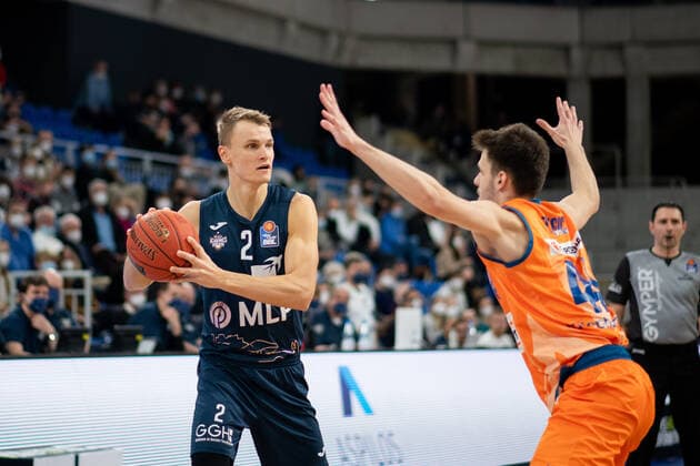 Niklas Wuerzner (Academics Heidelberg) am Ball im Zweikampf mit Fedor Zugic (Ratiopharm Ulm), GER, MLP Academics Heidelberg vs. Ratiopharm Ulm, 27.12.2021, 13. Spieltag easycredit Basketball Bundesliga, Spielzeit 2021 2022. GER, MLP Academics Heidelberg vs. Ratiopharm Ulm, 27.12.2021, 13. Spieltag easycredit Basketball Bundesliga, Spielzeit 2021 2022 Heidelberg Copyright: xEibner MichaelxMemmlerx EP_MMR
