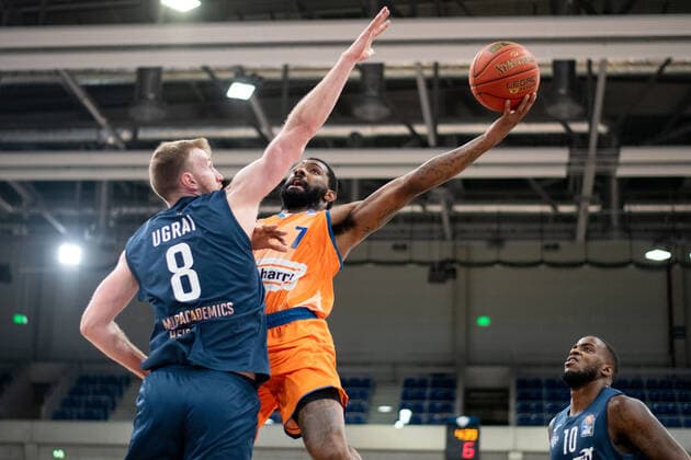 Sindarius Thornwell (Ratiopharm Ulm) am Korb gegen Maximilian Ugrai (Academics Heidelberg), GER, MLP Academics Heidelberg vs. Ratiopharm Ulm, 27.12.2021, 13. Spieltag easycredit Basketball Bundesliga, Spielzeit 2021 2022. GER, MLP Academics Heidelberg vs. Ratiopharm Ulm, 27.12.2021, 13. Spieltag easycredit Basketball Bundesliga, Spielzeit 2021 2022 Heidelberg Copyright: xEibner MichaelxMemmlerx EP_MMR