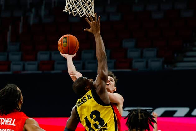 rechts Omar Prewitt (Brose Bamberg, 04) links Yorman Polas Bartolo (MHP Riesen Ludwigsburg, 13) Brose Bamberg - MHP Riesen Ludwigsburg - easyCredit-BBL - Basketball Bundesliga Saison 2021 22 Spieltag 13, 27.12.2021 Bamberg, Brose Arena Copyright: DanielxLöb