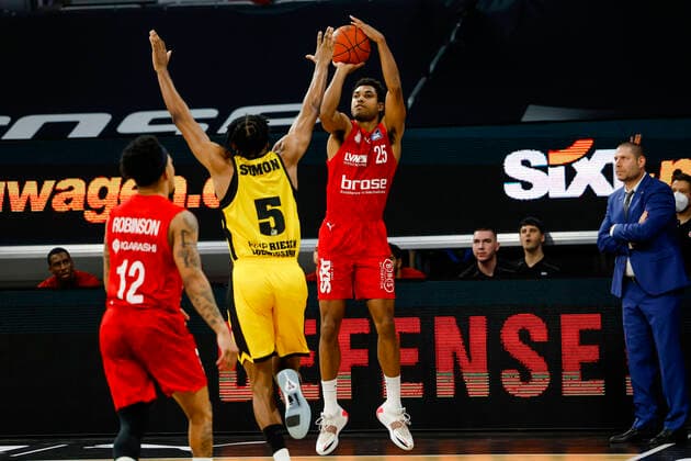 rechts Kenneth Ogbe (Brose Bamberg, 25) links Justin Simon (MHP Riesen Ludwigsburg, 05) Brose Bamberg - MHP Riesen Ludwigsburg - easyCredit-BBL - Basketball Bundesliga Saison 2021 22 Spieltag 13, 27.12.2021 Bamberg, Brose Arena Copyright: DanielxLöb