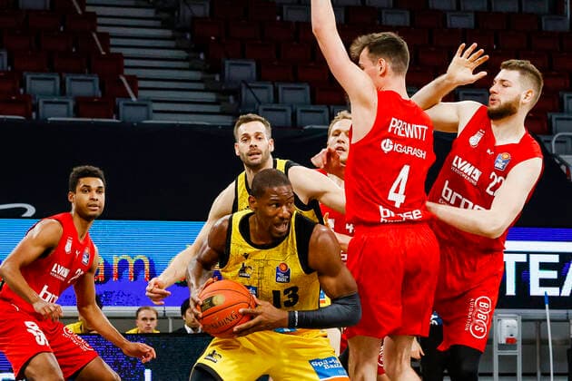 unten links Yorman Polas Bartolo (MHP Riesen Ludwigsburg, 13) rechts Omar Prewitt (Brose Bamberg, 04) Brose Bamberg - MHP Riesen Ludwigsburg - easyCredit-BBL - Basketball Bundesliga Saison 2021 22 Spieltag 13, 27.12.2021 Bamberg, Brose Arena Copyright: DanielxLöb