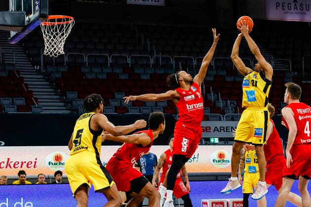 rechts Tremmell Darden (MHP Riesen Ludwigsburg, 21) links Akil Mitchell (Brose Bamberg, 08) Brose Bamberg - MHP Riesen Ludwigsburg - easyCredit-BBL - Basketball Bundesliga Saison 2021 22 Spieltag 13, 27.12.2021 Bamberg, Brose Arena Copyright: DanielxLöb