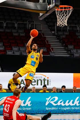 oben Justin Simon (MHP Riesen Ludwigsburg, 05) unten Christian Sengfelder (Brose Bamberg, 43) Brose Bamberg - MHP Riesen Ludwigsburg - easyCredit-BBL - Basketball Bundesliga Saison 2021 22 Spieltag 13, 27.12.2021 Bamberg, Brose Arena Copyright: DanielxLöb