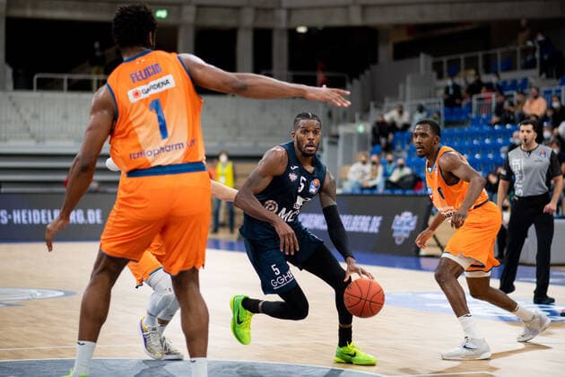 Shyron Ely (Academics Heidelberg) im Zweikampf mit Cristiano Felicio (Ratiopharm Ulm), GER, MLP Academics Heidelberg vs. Ratiopharm Ulm, 27.12.2021, 13. Spieltag easycredit Basketball Bundesliga, Spielzeit 2021 2022. GER, MLP Academics Heidelberg vs. Ratiopharm Ulm, 27.12.2021, 13. Spieltag easycredit Basketball Bundesliga, Spielzeit 2021 2022 Heidelberg Copyright: xEibner MichaelxMemmlerx EP_MMR