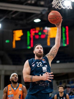 Philipp Heyden (Academics Heidelberg) am Korb, GER, MLP Academics Heidelberg vs. Ratiopharm Ulm, 27.12.2021, 13. Spieltag easycredit Basketball Bundesliga, Spielzeit 2021 2022. GER, MLP Academics Heidelberg vs. Ratiopharm Ulm, 27.12.2021, 13. Spieltag easycredit Basketball Bundesliga, Spielzeit 2021 2022 Heidelberg Copyright: xEibner MichaelxMemmlerx EP_MMR