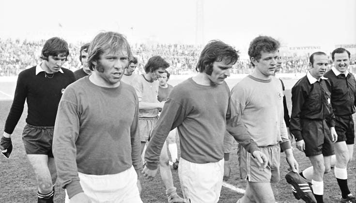 Aus 1. BL Bundesliga Eintracht Braunschweig (helles Trikot) - Borussia Dortmund 2:0 am 25.03.1972 im Eintracht Stadion. Im Foto: BS Spieler v.li.: TW Bernd Franke Dietmar Erler Jürgen Dudda und Friedhelm Haebermann *** From 1 BL Bundesliga Eintracht Braunschweig light jersey Borussia Dortmund 2 0 on 25 03 1972 in the Eintracht stadium In the photo BS players from left TW Bernd Franke Dietmar Erler Jürgen Dudda and Friedhelm Haebermann