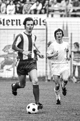 Aus 1. BL Bundesliga 1. FC Koeln - Bayern München 1:4 am 20.05.1972. Im Foto: Franz Beckenbauer und Hannes Löhr *** From 1 BL Bundesliga 1 FC Koeln Bayern München 1 4 on 20 05 1972 In the photo Franz Beckenbauer and Hannes Löhr