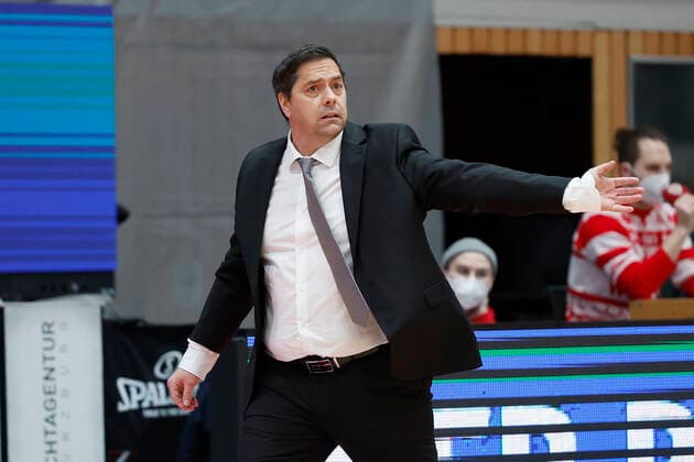 27.12.2021, Basketball, BBL, 2021, 2022, Hauptrunde, s.Oliver Wuerzburg - BG Goettingen, GER, Wuerzburg, s.Oliver Arena Bild: v. li. Headcoach Sasa Filipovski (s.Oliver Wuerzburg) Copyright: HMBxMedia xHeikoxBecker