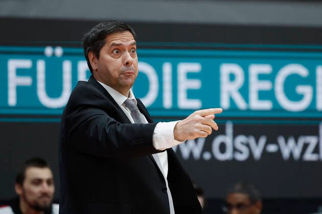 27.12.2021, Basketball, BBL, 2021, 2022, Hauptrunde, s.Oliver Wuerzburg - BG Goettingen, GER, Wuerzburg, s.Oliver Arena Bild: v. li. Headcoach Sasa Filipovski (s.Oliver Wuerzburg) Copyright: HMBxMedia xHeikoxBecker