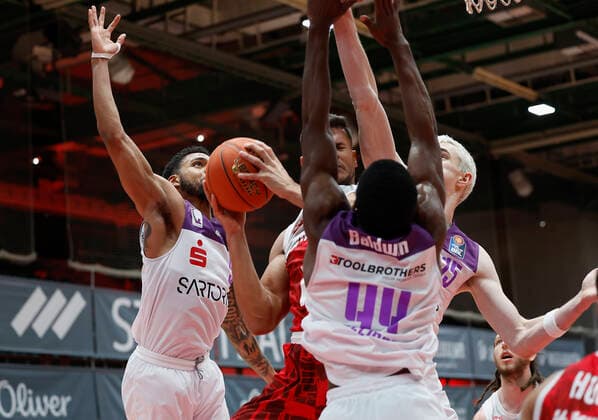 27.12.2021, Basketball, BBL, 2021, 2022, Hauptrunde, s.Oliver Wuerzburg - BG Goettingen, GER, Wuerzburg, s.Oliver Arena Bild: v. li. Jeff Roberson (BG Goettingen), Filip Stanic (s.Oliver Wuerzburg), Kamar Baldwin (BG Goettingen) und Philipp Hartwich (BG Goettingen) Copyright: HMBxMedia xHeikoxBecker