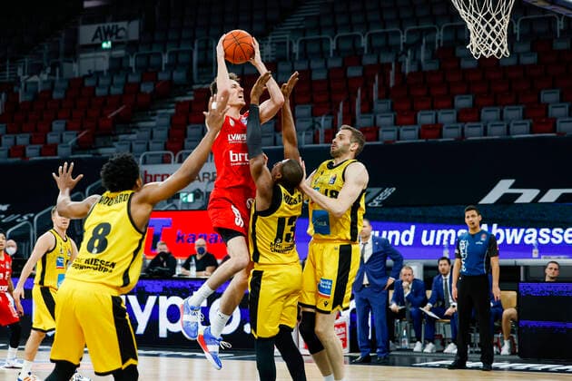 oben Omar Prewitt (Brose Bamberg, 04) links James Woodard (MHP Riesen Ludwigsburg, 08) rechts Yorman Polas Bartolo (MHP Riesen Ludwigsburg, 13) Brose Bamberg - MHP Riesen Ludwigsburg - easyCredit-BBL - Basketball Bundesliga Saison 2021 22 Spieltag 13, 27.12.2021 Bamberg, Brose Arena Copyright: DanielxLöb