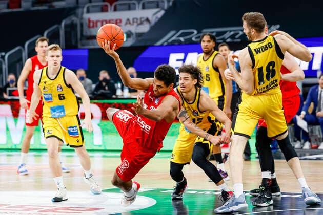 links Kenneth Ogbe (Brose Bamberg, 25) rechts Jonah Radebaugh (MHP Riesen Ludwigsburg, 12) Brose Bamberg - MHP Riesen Ludwigsburg - easyCredit-BBL - Basketball Bundesliga Saison 2021 22 Spieltag 13, 27.12.2021 Bamberg, Brose Arena Copyright: DanielxLöb