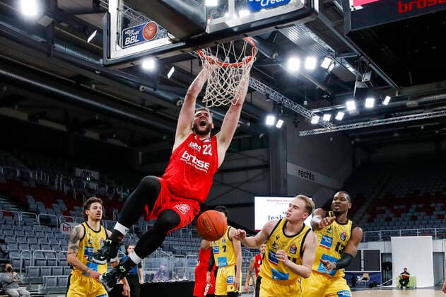links Martinas Geben (Brose Bamberg, 22) recht Lukas Herzog (MHP Riesen Ludwigsburg, 11) Brose Bamberg - MHP Riesen Ludwigsburg - easyCredit-BBL - Basketball Bundesliga Saison 2021 22 Spieltag 13, 27.12.2021 Bamberg, Brose Arena Copyright: DanielxLöb