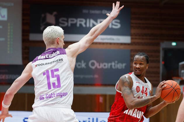 27.12.2021, Basketball, BBL, 2021, 2022, Hauptrunde, s.Oliver Wuerzburg - BG Goettingen, GER, Wuerzburg, s.Oliver Arena Bild: v. li. Philipp Hartwich (BG Goettingen) und William Buford (s.Oliver Wuerzburg) Copyright: HMBxMedia xHeikoxBecker
