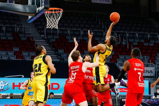 rechts Justin Simon (MHP Riesen Ludwigsburg, 05) links Patrick Heckmann (Brose Bamberg, 33) Brose Bamberg - MHP Riesen Ludwigsburg - easyCredit-BBL - Basketball Bundesliga Saison 2021 22 Spieltag 13, 27.12.2021 Bamberg, Brose Arena Copyright: DanielxLöb