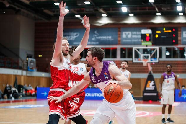 GER, Wuerzburg, s.Oliver Arena, 27.12.2021, emspor, emonline, despor, deonline, s.Oliver Wuerzburg vs. BG Goettingen, easyCredit BBL, 13. Spieltag Bild: v. l. Craig Moller (s.Oliver Wuerzburg) gegen Harper Kamp (BG Goettingen) Copyright: HMBxMedia JulienxBecker