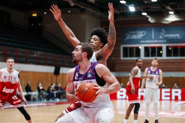 GER, Wuerzburg, s.Oliver Arena, 27.12.2021, emspor, emonline, despor, deonline, s.Oliver Wuerzburg vs. BG Goettingen, easyCredit BBL, 13. Spieltag Bild: v. l. Harper Kamp (BG Goettingen) gegen Desi Rodriguez (s.Oliver Wuerzburg) Copyright: HMBxMedia JulienxBecker