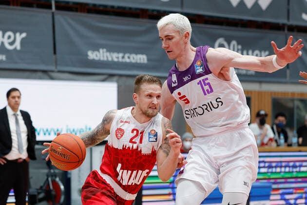 27.12.2021, Basketball, BBL, 2021, 2022, Hauptrunde, s.Oliver Wuerzburg - BG Goettingen, GER, Wuerzburg, s.Oliver Arena Bild: v. li. Aigars Skele (s.Oliver Wuerzburg) und Philipp Hartwich (BG Goettingen) Copyright: HMBxMedia xHeikoxBecker