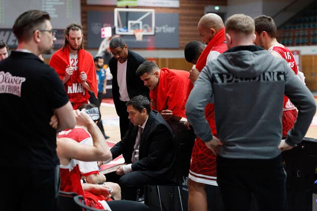 27.12.2021, Basketball, BBL, 2021, 2022, Hauptrunde, s.Oliver Wuerzburg - BG Goettingen, GER, Wuerzburg, s.Oliver Arena Bild: v. li. Auszeit mit Headcoach Sasa Filipovski (s.Oliver Wuerzburg) Copyright: HMBxMedia xHeikoxBecker