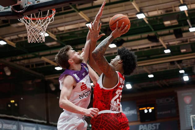 27.12.2021, Basketball, BBL, 2021, 2022, Hauptrunde, s.Oliver Wuerzburg - BG Goettingen, GER, Wuerzburg, s.Oliver Arena Bild: v. li. Jake Toolson (BG Goettingen) und Desi Rodriguez (s.Oliver Wuerzburg) Copyright: HMBxMedia xHeikoxBecker
