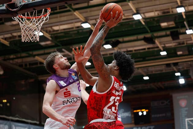 27.12.2021, Basketball, BBL, 2021, 2022, Hauptrunde, s.Oliver Wuerzburg - BG Goettingen, GER, Wuerzburg, s.Oliver Arena Bild: v. li. Jake Toolson (BG Goettingen) und Desi Rodriguez (s.Oliver Wuerzburg) Copyright: HMBxMedia xHeikoxBecker