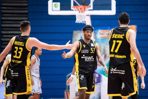 BARMER 2. Basketball Bundesliga Saison 2021 2022 Spieltag 16 am 27.12.21 Medipolis SC Jena vs Tigers Tübingen klatschen von links miteinander ab: Ryan Richard Mikesell, Isaiah Deion Crawley und Mateo Seric, alle Tübingen Sparkassen Arena