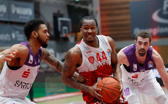 27.12.2021, Basketball, BBL, 2021, 2022, Hauptrunde, s.Oliver Wuerzburg - BG Goettingen, GER, Wuerzburg, s.Oliver Arena Bild: v. li. Jeff Roberson (BG Goettingen), William Buford (s.Oliver Wuerzburg) und Harper Kamp (BG Goettingen) Copyright: HMBxMedia xHeikoxBecker