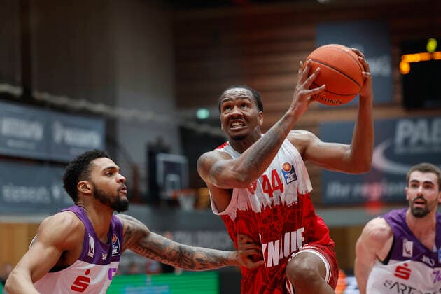 27.12.2021, Basketball, BBL, 2021, 2022, Hauptrunde, s.Oliver Wuerzburg - BG Goettingen, GER, Wuerzburg, s.Oliver Arena Bild: v. li. Jeff Roberson (BG Goettingen), William Buford (s.Oliver Wuerzburg) und Harper Kamp (BG Goettingen) Copyright: HMBxMedia xHeikoxBecker
