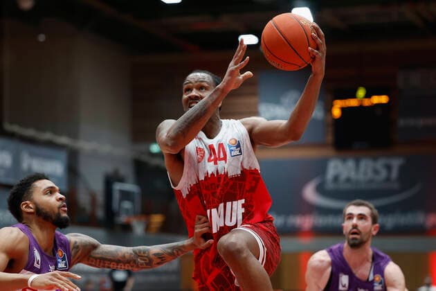 27.12.2021, Basketball, BBL, 2021, 2022, Hauptrunde, s.Oliver Wuerzburg - BG Goettingen, GER, Wuerzburg, s.Oliver Arena Bild: v. li. Jeff Roberson (BG Goettingen), William Buford (s.Oliver Wuerzburg) und Harper Kamp (BG Goettingen) Copyright: HMBxMedia xHeikoxBecker