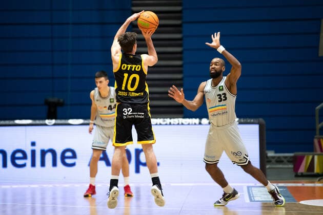 BARMER 2. Basketball Bundesliga Saison 2021 2022 Spieltag 16 am 27.12.21 Medipolis SC Jena vs Tigers Tübingen v.li. beim 3 Punkt Wurf Gianni Otto (Tübingen) gegen Brandon Thomas (Jena) Sparkassen Arena