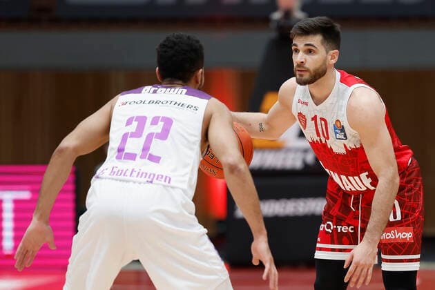 27.12.2021, Basketball, BBL, 2021, 2022, Hauptrunde, s.Oliver Wuerzburg - BG Goettingen, GER, Wuerzburg, s.Oliver Arena Bild: v. li. Stephen Brown Jr. (BG Goettingen) und Luciano Parodi (s.Oliver Wuerzburg) Copyright: HMBxMedia xHeikoxBecker