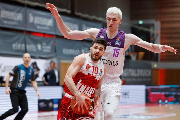 27.12.2021, Basketball, BBL, 2021, 2022, Hauptrunde, s.Oliver Wuerzburg - BG Goettingen, GER, Wuerzburg, s.Oliver Arena Bild: v. li. Luciano Parodi (s.Oliver Wuerzburg) und Philipp Hartwich (BG Goettingen) Copyright: HMBxMedia xHeikoxBecker