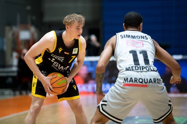 BARMER 2. Basketball Bundesliga Saison 2021 2022 Spieltag 16 am 27.12.21 Medipolis SC Jena vs Tigers Tübingen v.li. am Ball Timo Lanmüller (Tübingen) gegen Rayshawn Simmons (Jena) Sparkassen Arena