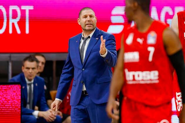 links Headcoach Oren Amiel (Brose Bamberg) Brose Bamberg - MHP Riesen Ludwigsburg - easyCredit-BBL - Basketball Bundesliga Saison 2021 22 Spieltag 13, 27.12.2021 Bamberg, Brose Arena Copyright: DanielxLöb