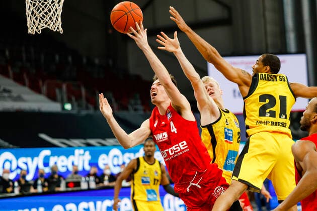 links Omar Prewitt (Brose Bamberg, 04) recht Tremmell Darden (MHP Riesen Ludwigsburg, 21) Brose Bamberg - MHP Riesen Ludwigsburg - easyCredit-BBL - Basketball Bundesliga Saison 2021 22 Spieltag 13, 27.12.2021 Bamberg, Brose Arena Copyright: DanielxLöb