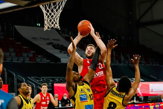 Mitte Martinas Geben (Brose Bamberg, 22) links Yorman Polas Bartolo (MHP Riesen Ludwigsburg, 13) rechts James Woodard (MHP Riesen Ludwigsburg, 08) Brose Bamberg - MHP Riesen Ludwigsburg - easyCredit-BBL - Basketball Bundesliga Saison 2021 22 Spieltag 13, 27.12.2021 Bamberg, Brose Arena Copyright: DanielxLöb