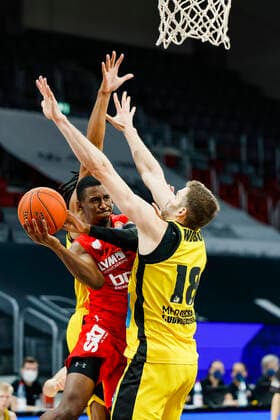 links Shannon Scott (Brose Bamberg, 07) rechts Jonas Wohlfahrth - Bottermann (MHP Riesen Ludwigsburg, 18) Brose Bamberg - MHP Riesen Ludwigsburg - easyCredit-BBL - Basketball Bundesliga Saison 2021 22 Spieltag 13, 27.12.2021 Bamberg, Brose Arena Copyright: DanielxLöb