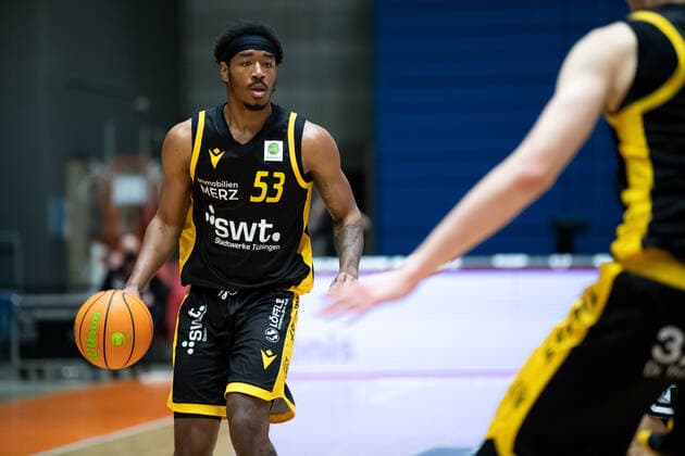 BARMER 2. Basketball Bundesliga Saison 2021 2022 Spieltag 16 am 27.12.21 Medipolis SC Jena vs Tigers Tübingen Isaiah Deion Crawley (Tübingen) am Ball Sparkassen Arena