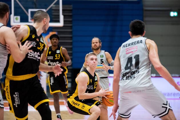 BARMER 2. Basketball Bundesliga Saison 2021 2022 Spieltag 16 am 27.12.21 Medipolis SC Jena vs Tigers Tübingen Mitte am Ball: Aatu Albert Kivimäki (Tübingen) Sparkassen Arena