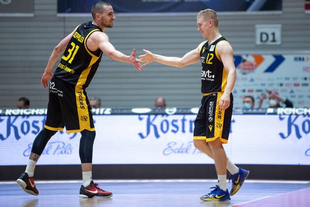 BARMER 2. Basketball Bundesliga Saison 2021 2022 Spieltag 16 am 27.12.21 Medipolis SC Jena vs Tigers Tübingen v.li. klatschen ab Daniel Keppeler (Tübingen) und Aatu Albert Kivimäki (Tübingen) Sparkassen Arena