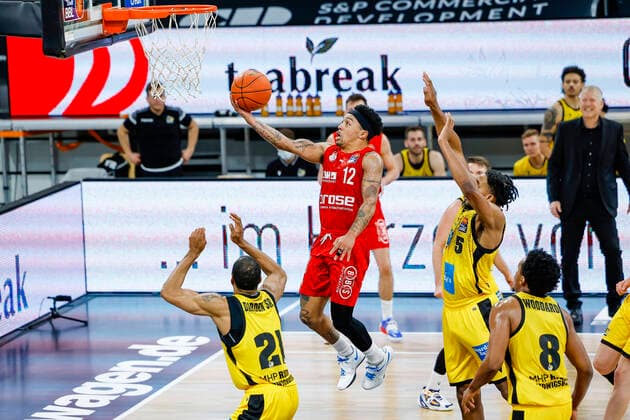 Mitte Justin Robinson (Brose Bamberg, 12) links Tremmell Darden (MHP Riesen Ludwigsburg, 21) rechts Justin Simon (MHP Riesen Ludwigsburg, 05) Brose Bamberg - MHP Riesen Ludwigsburg - easyCredit-BBL - Basketball Bundesliga Saison 2021 22 Spieltag 13, 27.12.2021 Bamberg, Brose Arena Copyright: DanielxLöb