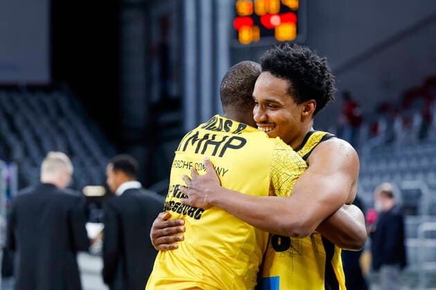 rechts Topscorer mit 28 Punkten James Woodard (MHP Riesen Ludwigsburg, 08) Brose Bamberg - MHP Riesen Ludwigsburg - easyCredit-BBL - Basketball Bundesliga Saison 2021 22 Spieltag 13, 27.12.2021 Bamberg, Brose Arena Copyright: DanielxLöb
