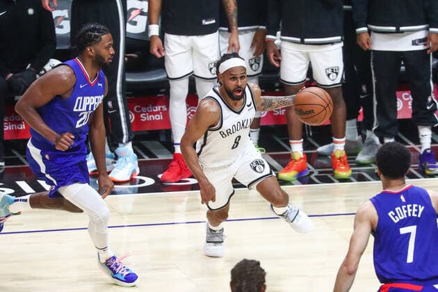 LOS ANGELES, CA - DECEMBER 27: Brooklyn Nets Guard Patty Mills (8) dribbles down the sideline as the Los Angeles Clippers face off against the Brooklyn Nets at Crypto.com Arena on Monday, December 27, 2021 in Los Angeles, CA. (Photo by Will Navarro Icon Sportswire) NBA, Basketball Herren, USA DEC 27 Nets at Clippers Icon2112270049