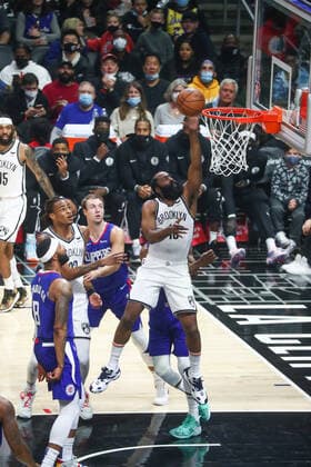 LOS ANGELES, CA - DECEMBER 27: Brooklyn Nets Guard James Harden (13) scores a layup as the Los Angeles Clippers face off against the Brooklyn Nets at Crypto.com Arena on Monday, December 27, 2021 in Los Angeles, CA. (Photo by Will Navarro Icon Sportswire) NBA, Basketball Herren, USA DEC 27 Nets at Clippers Icon2112270009