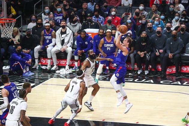 LOS ANGELES, CA - DECEMBER 27: Los Angeles Clippers Guard Luke Kennard (5) shoots a jump shot over Brooklyn Nets Forward Bruce Brown (1) as the Los Angeles Clippers face off against the Brooklyn Nets at Crypto.com Arena on Monday, December 27, 2021 in Los Angeles, CA. (Photo by Will Navarro Icon Sportswire) NBA, Basketball Herren, USA DEC 27 Nets at Clippers Icon2112270017