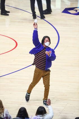 LOS ANGELES, CA - DECEMBER 27: Actor Han Lue tosses a t-shirt during a timeout as the Los Angeles Clippers face off against the Brooklyn Nets at Crypto.com Arena on Monday, December 27, 2021 in Los Angeles, CA. (Photo by Will Navarro Icon Sportswire) NBA, Basketball Herren, USA DEC 27 Nets at Clippers Icon2112270046