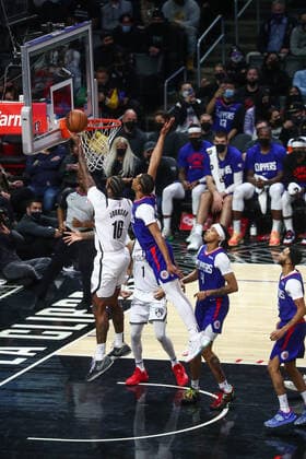 LOS ANGELES, CA - DECEMBER 27: Brooklyn Nets Forward James Johnson (16) goes up for a layup as the Los Angeles Clippers face off against the Brooklyn Nets at Crypto.com Arena on Monday, December 27, 2021 in Los Angeles, CA. (Photo by Will Navarro Icon Sportswire) NBA, Basketball Herren, USA DEC 27 Nets at Clippers Icon2112270062
