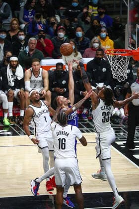 LOS ANGELES, CA - DECEMBER 27: Los Angeles Clippers Forward Amir Coffey (7) breaks the defense for layup as the Los Angeles Clippers face off against the Brooklyn Nets at Crypto.com Arena on Monday, December 27, 2021 in Los Angeles, CA. (Photo by Will Navarro Icon Sportswire) NBA, Basketball Herren, USA DEC 27 Nets at Clippers Icon2112270063