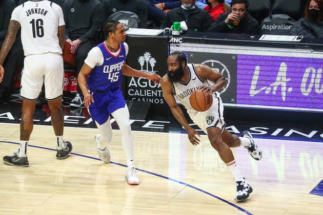 LOS ANGELES, CA - DECEMBER 27: Brooklyn Nets Guard James Harden (13) dribbles down the center as the Los Angeles Clippers face off against the Brooklyn Nets at Crypto.com Arena on Monday, December 27, 2021 in Los Angeles, CA. (Photo by Will Navarro Icon Sportswire) NBA, Basketball Herren, USA DEC 27 Nets at Clippers Icon2112270064